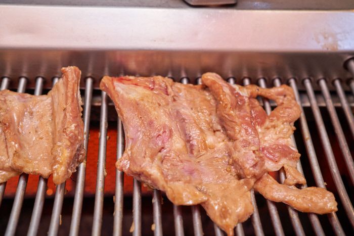 영동 갈빗집은 대부분 진짜 돼지갈비를 내준다.