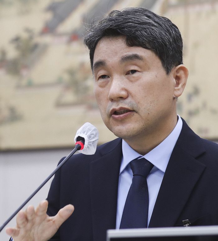 이주호 부총리 겸 교육부 장관 후보자가 28일 국회에서 열린 인사청문회에서 의원 질의에 답변하고 있다. 국회사진기자단