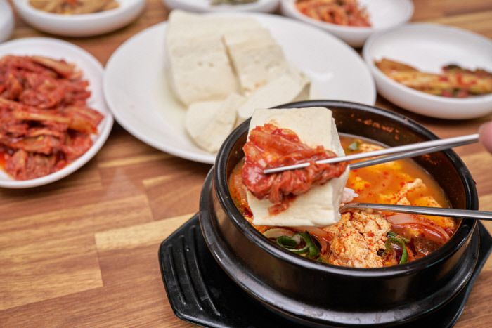 마치 대기업 포장 두부 열댓 개를 압축한 듯한 맛을 내는 두부.