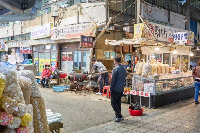 다른 시장보다 방앗간과 팥죽 집이 많은 샘고을 시장. 좌우에 하나씩 있는 튀밥 집에서는 시간마다 번갈아가며 ‘뻥’ 소리가 난다.