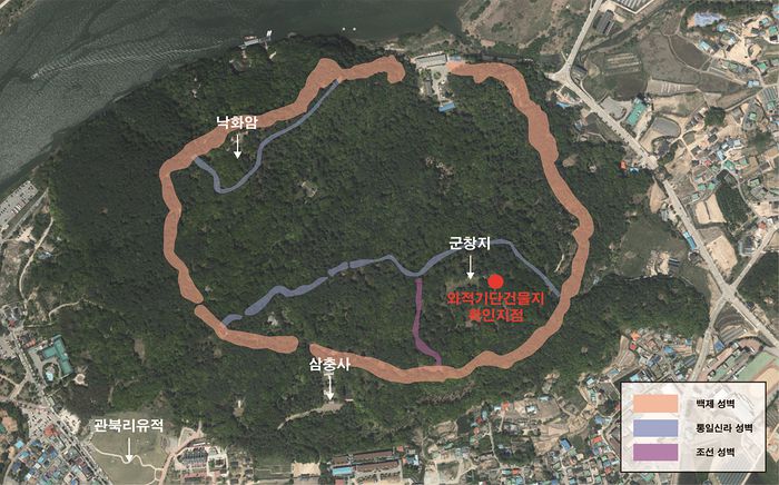 백제 사비시대 초기의 왕궁급 건물지(오른쪽 아래)가 발견된 부소산성. 국립부여문화재연구소 제공