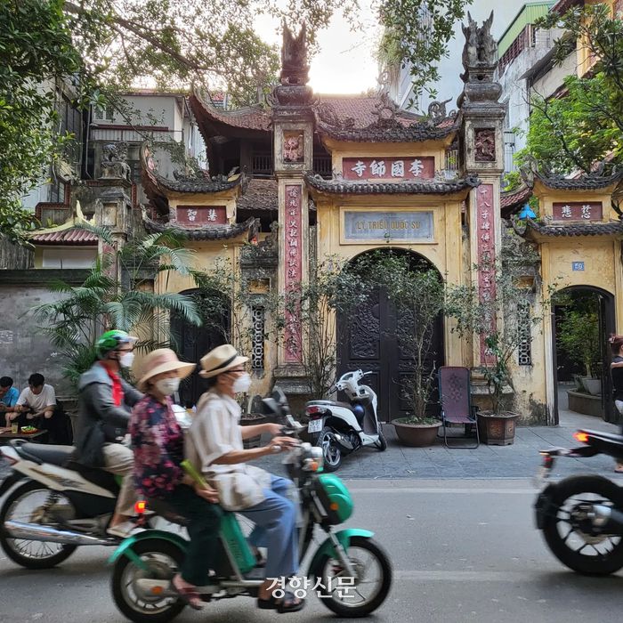 지난달 30일 베트남 하노이 거리를 오토바이를 탄 시민들이 지나고 있다. 김서영 기자