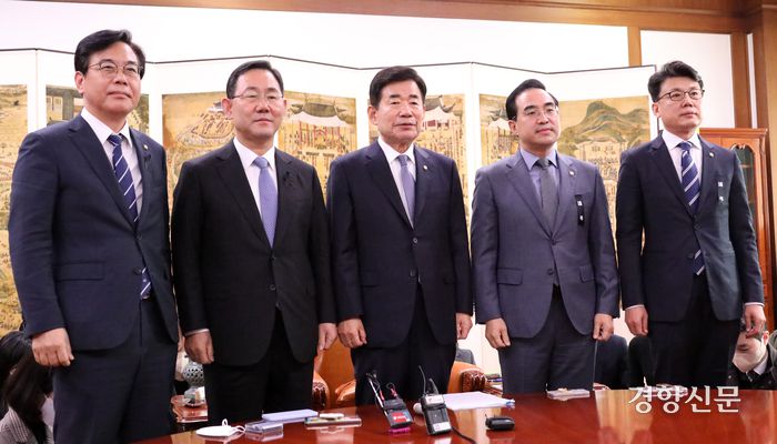 송언석 국민의힘 원내수석부대표, 주호영 국민의힘 원내대표, 김진표 국회의장, 박홍근 민주당 원내대표, 진성준 민주당 원내수석 부대표(왼쪽부터)가 지난 7일 서울 여의도 국회 의장실에서 회동하기 전 사진촬영을 하고 있다. 박민규 선임기자