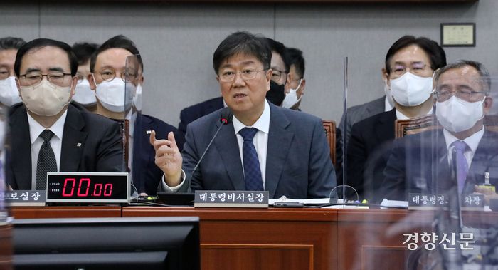 김대기 대통령비서실장(가운데)이 8일 국회 운영위원회의 대통령비서실, 국가안보실, 대통령경호처에 대한 국정감사에서 답변하고 있다. 박민규 선임기자