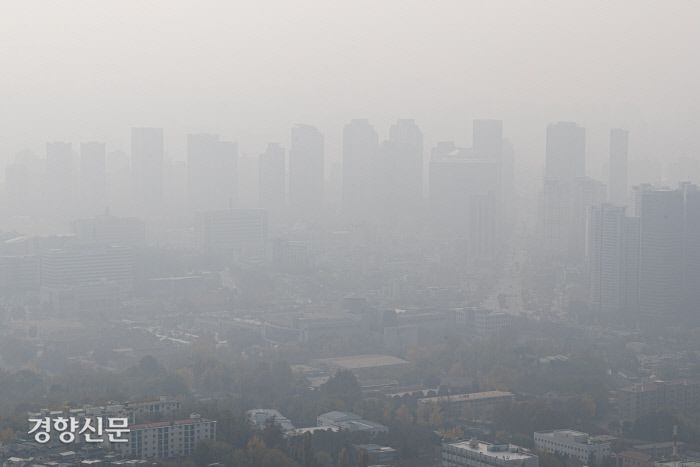 N서울타워에서 바라본 도심이 뿌옇다.