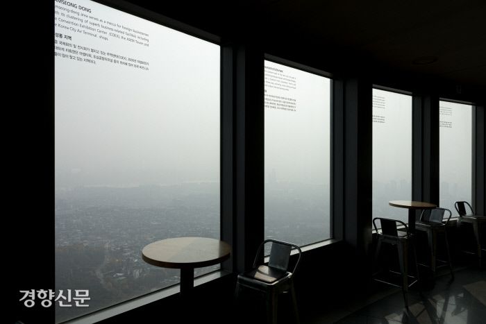 N서울타워 창가 자리가 한산하다.
