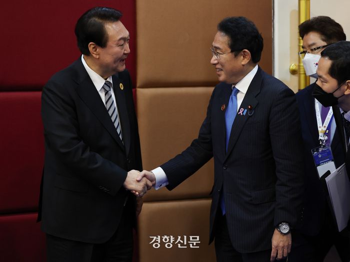 윤석열 대통령이 13일 캄보디아 프놈펜 한 호텔에서 열린 한·일 정상회담에서 기시다 후미오 일본총리와 악수하고 있다. 프놈펜|강윤중 기자