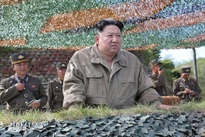 북한이 미국의 핵추진 항공모함인 ‘로널드 레이건호’가 동원된 한미연합훈련에 대응해 포병과 비행대들의 합동타격훈련을 실시했다고 북한 노동당 기관지 노동신문은 지난 10월 10일 보도했다. 김정은 북한 국무위원장이 훈련을 지휘했다. /평양 노동신문=뉴스1