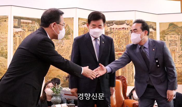 김진표 국회의장(가운데)이 7일 서울 여의도 국회의장실에서 주호영 국민의힘 원내대표(왼쪽), 박홍근 민주당 원내대표와 회동하고 있다. 박민규 선임기자