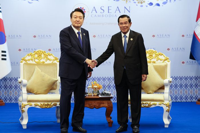 윤석열 대통령이 지난 11일(현지시간) 오후 캄보디아 프놈펜 소카호텔에서 열린 한-캄보디아 정상회담에서 훈센 캄보디아 총리와 악수하고 있다. 연합뉴스