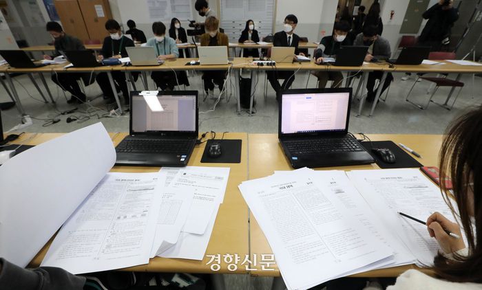 2023학년도 대학수학능력시험이 치뤄진 17일 서울 마포구 강북종로학원에 설치된 수능 문제분석 상황실에서 강사들이 국어 문제를 분석하고 있다.  김창길 기자