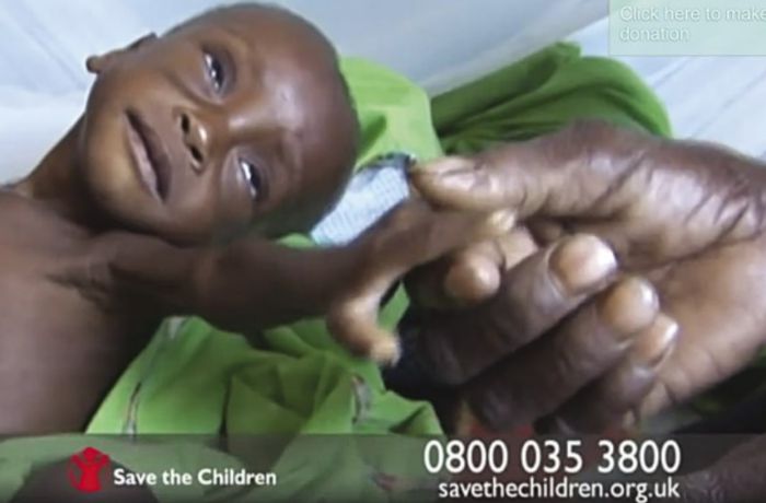 빈곤 포르노라는 비판을 받은 세이브더칠드런의 2013년 모금 캠페인 광고