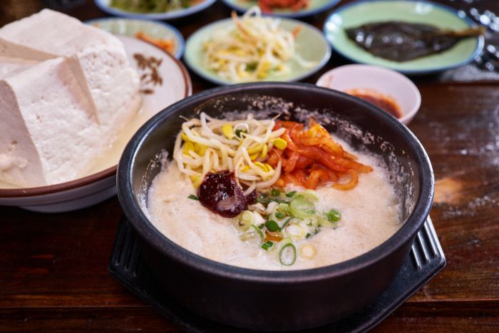 콩나물, 무채, 고추장을 얹은 비지 비빔밥. 고소한 비지에 칼칼한 맛이 어우러져 더욱 맛있다.