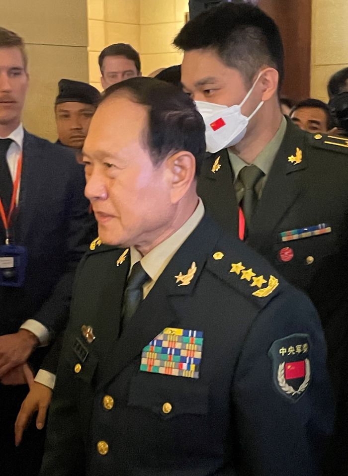 웨이핑허 중국 국방부장이 22일 캄보디아 시엠립에서 열린 제9차 아세안 확대 국방장관회의(ADMM-Plus)를 계기로 로이드 오스틴 미국 국방장관과 양자회담을 갖기 위해 회의장으로 들어서고 있다. 시엠립/AFP연합뉴스