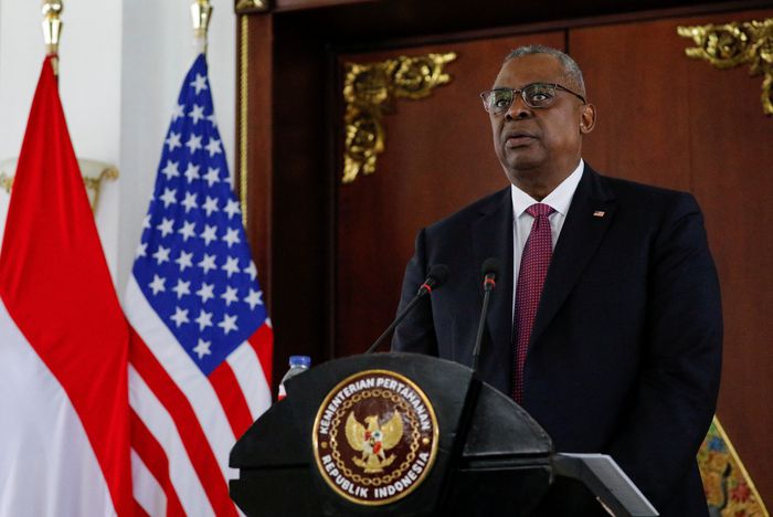 로이드 오스틴 미국 국방장관이 21일 인도네시아 자카르타에서 인도네시아 국방장관과 회담을 가진 후 기자회견을 하고 있다. 자카르타/로이터연합뉴스