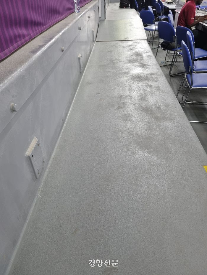 스타디움 974의 관중석 바닥. 철판으로 만들어졌다.     도하 | 윤은용 기자