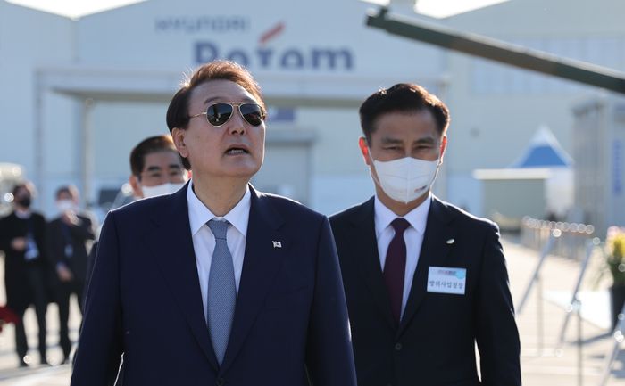 윤석열 대통령이 24일 오후 경남 창원시 현대로템을 방문, K2전차 등 전시장비에 대한 설명을 듣고 있다.  연합뉴스