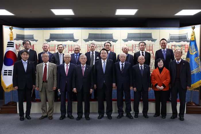 윤석열 대통령이 1일 서울 용산 대통령실 청사에서 대한민국학술원 석학들과의 오찬 간담회를 마친 뒤 이장무 대한민국학술원 회장 등 참석자들과 기념촬영을 하고 있다./대통령실 제공