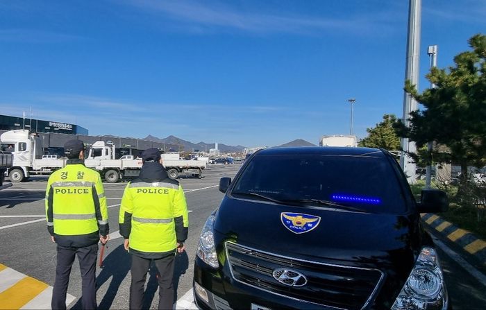 강원경찰청 소속 경찰관들이 5일 영동고속도로 문막휴게소 입구에서 화물 차량에 대한 운송 방해 행위를 막기 위해 감시활동을 벌이고 있다. 강원경찰청 제공