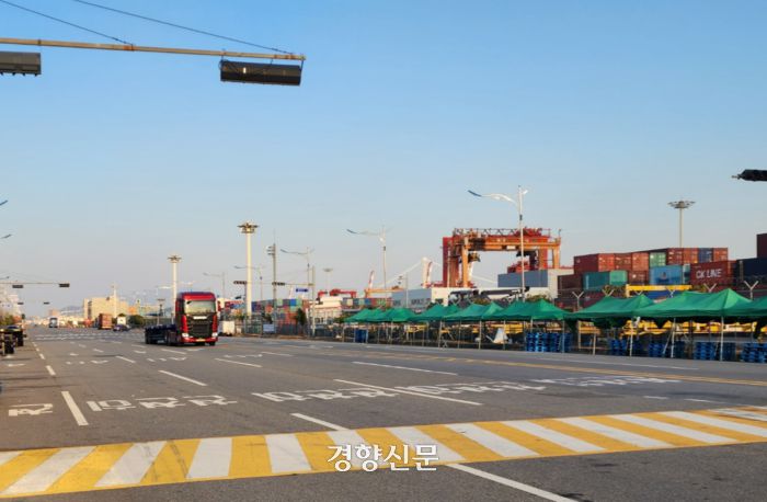 10일 오후 전남 광양항 주변 도로가 썰렁하다. 이 도로에는 화물연대 조합원들의 차량이 주차돼 있었고 조합원들이 천막을 지켰지만 이날 오전 차량들이 대부분 다른 곳으로 이동했다. 고귀한 기자.