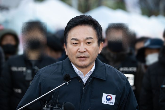 원희룡 국토교통부 장관이 6일 포항 철강산업단지 내 파업현장을 찾아 조합원들에게 말을 하고 있다. 국토부 제공