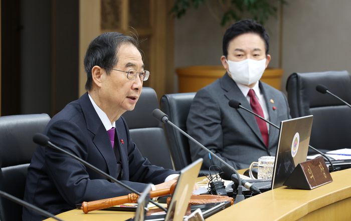 한덕수 국무총리가 6일 정부세종청사에서 서울청사와 영상으로 연결해 열린 국무회의를 주재하고 있다. 오른쪽은 원희룡 국토교통부 장관. 연합뉴스