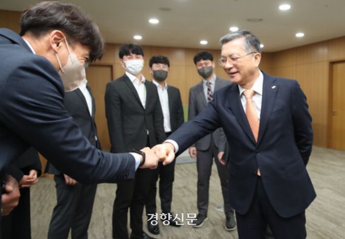 이한준 LH사장(맨 오른쪽)이 취임식에서 직원들과 웃으며 악수하고 있다. LH제공