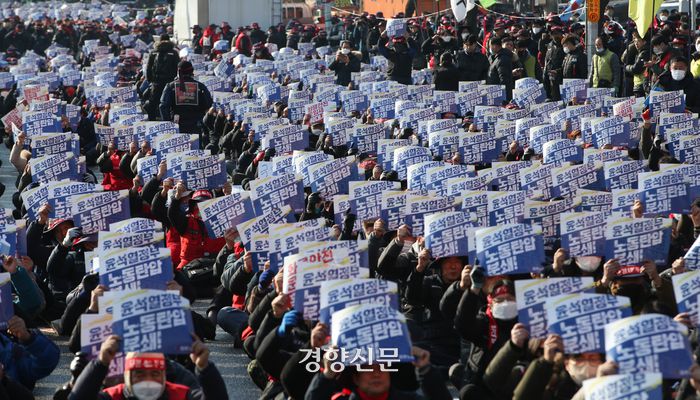 6일 경기도 의왕시 내륙컨테이너기지 앞에서 열린 민주노총 총파업 총력투쟁대회에서 참가자들이 구호를 외치고 있다. 성동훈 기자