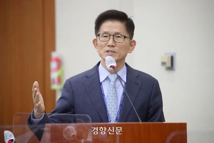 김문수 경제사회노동위원장이 지난 10월 12일 서울 여의도 국회 환경노동위원회에서 열린 경제사회노동위원회 등에 대한 국정감사에서 의원 질의에 답변하고 있다. 국회사진기자단