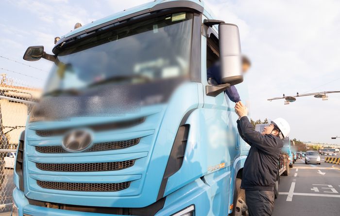 원희룡 국토교통부 장관이 7일 포스코 포항제철을 방문해 철강제품을 정상 운송 중인 화물차주와 악수하고 있다. 국토부 제공