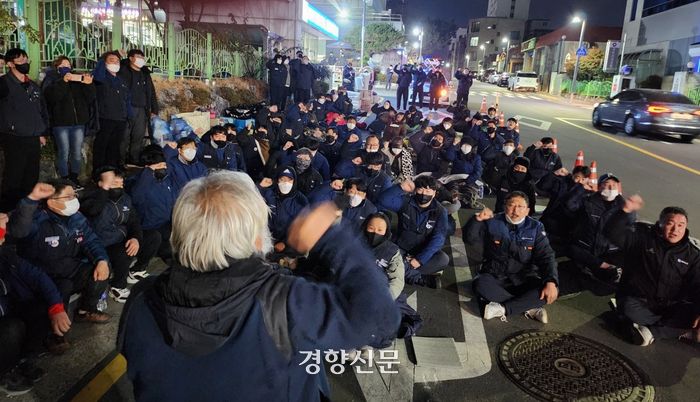 7일 화물연대 파업과 관련한 집회 농성장을 설치하던 중 민주노총 울산본부 금속노조 간부 A씨가 공무집행방해 혐의로 체포되자 민주노총 조합원 100여명이 울산남부경찰서 앞에서 A씨의 석방을 요구하는 집회를 열고 있다.
