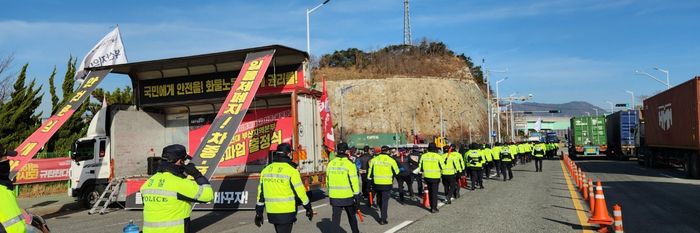 화물연대 조합원들이 7일 부산신항 삼거리에서 안전운임제 일몰제 폐지 등을 촉구하며 행진하고 있다.