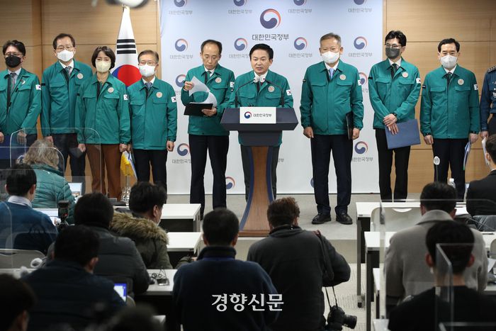 원희룡 국토부 장관이 8일 정부서울청사 브리핑실에서 열린 화물연대 집단운송거부 관련 관계부처 합동 브리핑에서 취재진과 질의응답을 하고 있다. 성동훈 기자