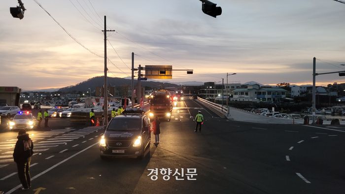 민주노총 공공운수노조 화물연대본부(화물연대) 총파업 보름째인 8일 제주지역 시멘트 수송이 재개됐다. 제주경찰청 제공