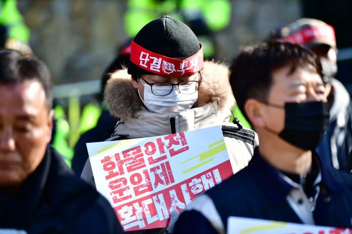 민주노총 대구·경북지역본부와 화물연대 대구·경북본부, 화물연대 포항본부 조합원 등이 8일 오전 대구 수성구 범어동 국민의힘 대구시당 앞에서 기자회견을 열고 안전운임제 확대 시행과 업무개시명령 발동 철회 등을 정부에 촉구하고 있다. 민주노총 대구·경북지역본부 제공