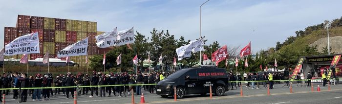 화물연대가 11월 24일 부산신항 일대에서  파업출정식을 열고 행진하고 있다.