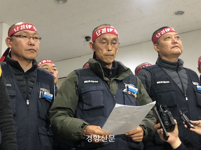 이봉주 민주노총 공공운수노조 화물연대본부 위원장이 지난 8일 오후 대전 민주노총 대전지역본부에서 긴급 중앙집행위원회를 마치고 성명문을 읽고 있다. 조해람 기자