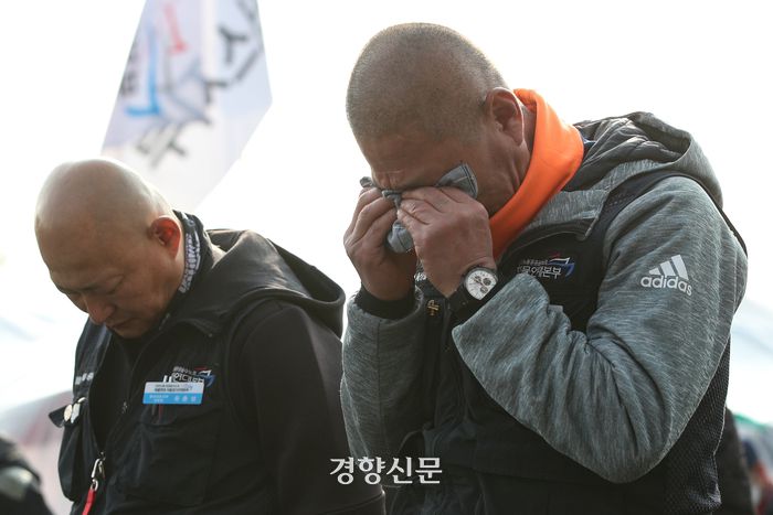 화물연대가 조합원 투표 끝에 총파업을 중단하기로 결정한 9일 경기도 의왕시  화물연대 서울경기지역본부에서 조합원들이 투표 결과 소식을 듣고 눈물을 훔치고 있다. 성동훈 기자