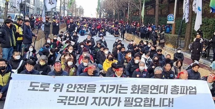 지난 6일 인천시청 앞에서 민주노총 인천지역본부 조합원 3000명이 화물연대 총파업 총력투쟁을 벌이고 있다.