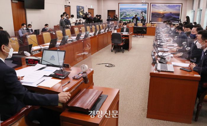 김민기 국회 국토교통위원회 위원장이 9일 국회에서 열린 국토위 전체회의에서 화물자동차 운수사업법 개정안을 통과시키는 의사봉을 치고 있다. 이날 국민의힘 의원들은 불참했다. 박민규 선임기자