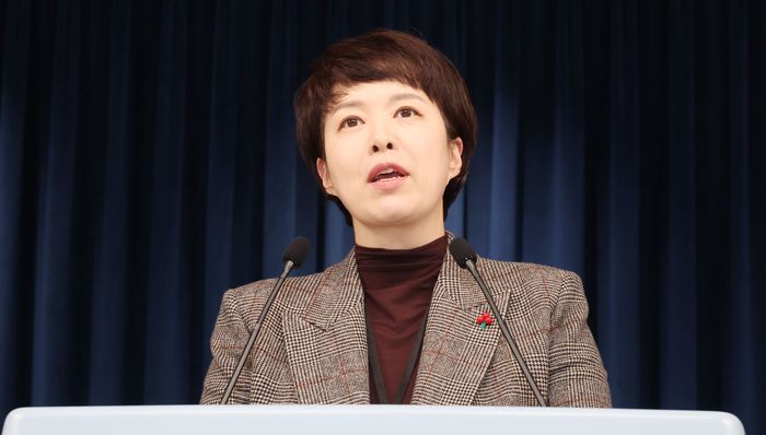 김은혜 대통령실 홍보수석비서관이 9일 서울 용산 대통령실에서 화물연대 총파업 철회와 관련해 브리핑하고 있다. 대통령실사진기자단