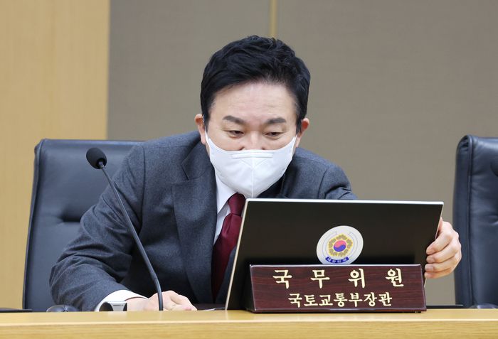 원희룡 국토교통부 장관이 6일 오전 세종시 정부세종청사에서 한덕수 국무총리 주재로 열린 국무회의에 참석해 자료를 살펴보고 있다. 연합뉴스