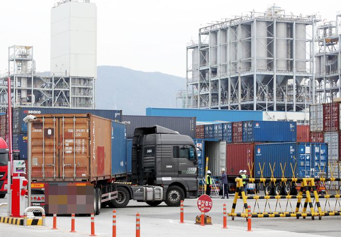 화물연대 파업이 종료된 9일 오후 전남 여수국가산업단지 내 컨테이너 부두에서 화물을 실어나르는 화물 차량의 모습.  연합뉴스