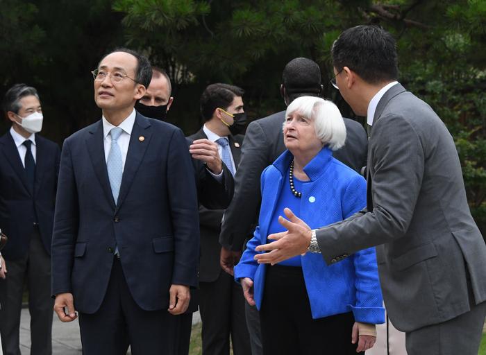 추경호 부총리 겸 기획재정부 장관이 7월 19일 서울 성북구 한국가구박물관에서 재닛 옐런 미국 재무장관과 한-미 재무장관회의를 연 후 공식만찬 행사에 앞서 관계자로부터 한국가구에 대한 설명을 듣고 있다. 추 부총리는 당시 재닛 옐런 미 재무장관과의 회담에서 “원유 가격 상한제 도입 취지에 공감하며 동참할 용의가 있다”고 밝혔다. 기획재정부 제공