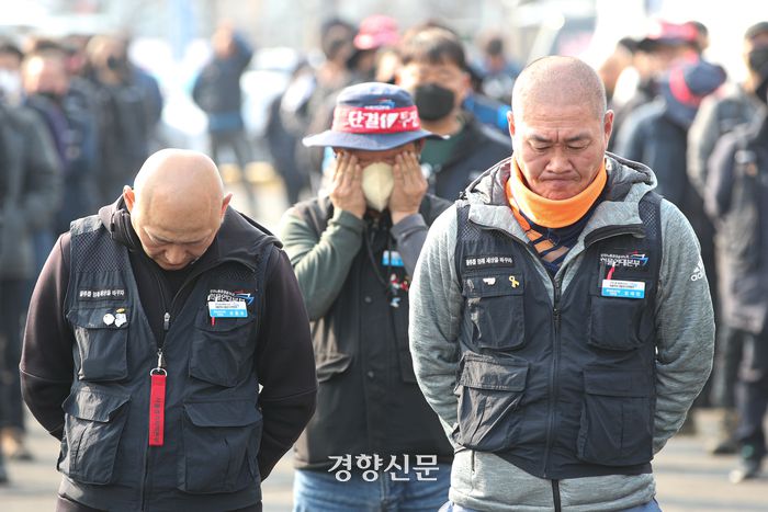 화물연대가 조합원 투표 끝에 총파업을 중단하기로 결정한 지난 9일 경기도 의왕시  화물연대 서울경기지역본부에서 조합원들이 투표 결과 소식을 듣고 눈물을 훔치고 있다. 성동훈 기자