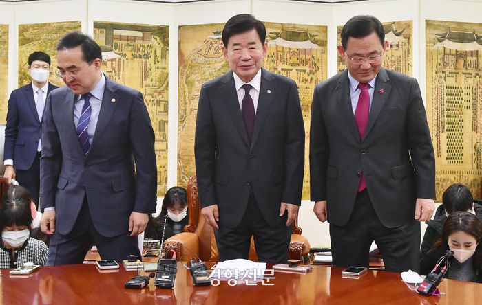 김진표 국회의장(가운데)과 주호영 국민의힘 원내대표(오른쪽), 박홍근 더불어민주당 원내대표가 15일 국회 의장실에서 열린 내년도 예산안 협상을 위한 국회의장 주재 여야 원내대표 회동에 앞서 기념촬영을 마친 뒤 각자 자리로 향하고 있다./박민규 선임기자