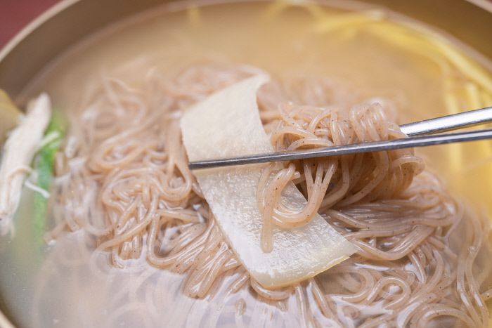 대전에서 오랫동안 사랑받는 냉면집. 잘 익은 동치미육수를 더해 감칠맛이 좋다.