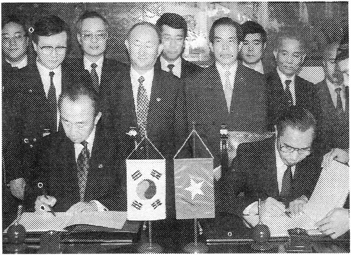 1992년 12월22일 베트남 하노이시 영빈관에서 이상옥 당시 한국 외무장관과 응우옌 마인 껌 베트남 외무장관이 수교 공동성명에 서명하고 있다. 경향신문 자료
