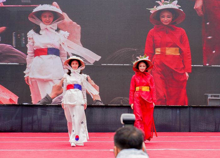 지난 9월4일 서울 종로구 광화문 광장에서 열린 한국-베트남 수교 30주년 기념 양국 전통의상 패션쇼에서 모델들이 워킹하고 있다. 연합뉴스