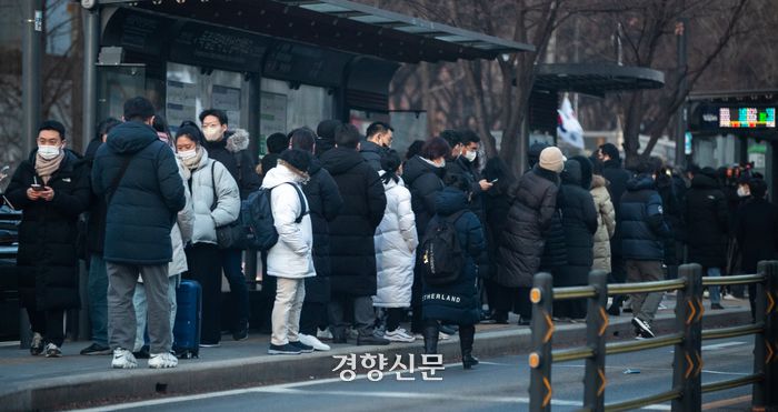 23일 오전 서울지하철 3호선 독립문역 인근 버스 정류장이 출근하는 시민들로 붐비고 있다. 이날 3호선 무악재역~독립문역 사이 선로에서 화재가 발생하면서 2시간 가까이 열차 운행에 차질을 빚으면서 대체 교통수단을 찾는 시민들이 몰렸다. 성동훈 기자